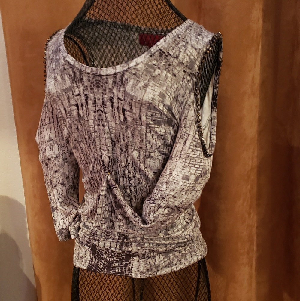 Jennifer Lopez cold shoulder top